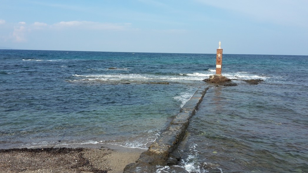 Памятник погибшим морякам в Портопало ди Капо Пассеро